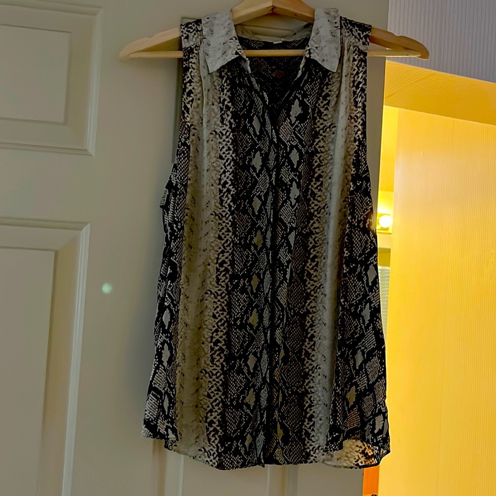 Lovely Joie sleeveless collared snake print top